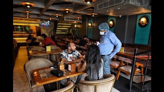 Most customers say they are willing to pay extra for the service, provided it is good, but aren’t convinced by the claims that this money goes to the servers. (Photo: Sanchit Khanna/HT) Most customers say they are willing to pay extra for the service, provided it is good, but aren’t convinced by the claims that this money goes to the servers. (Photo: Sanchit Khanna/HT)