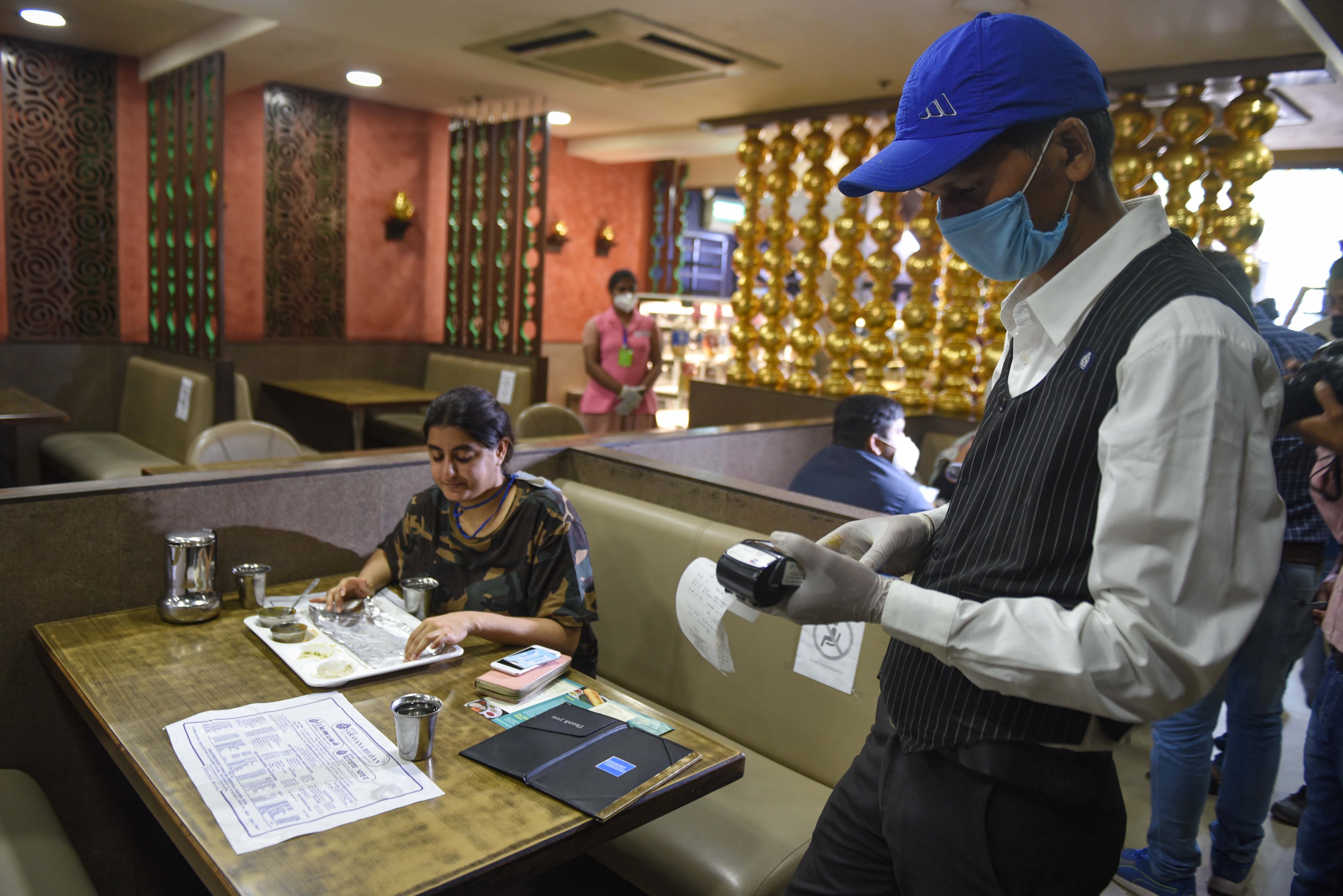 Restaurateurs justify the additional charge by stating that the extra income is crucial for the servers and providing the customers with the option to refuse. (Photo: Sanchit Khanna/HT (For representational purposes only)) Restaurateurs justify the additional charge by stating that the extra income is crucial for the servers and providing the customers with the option to refuse. (Photo: Sanchit Khanna/HT (For representational purposes only))