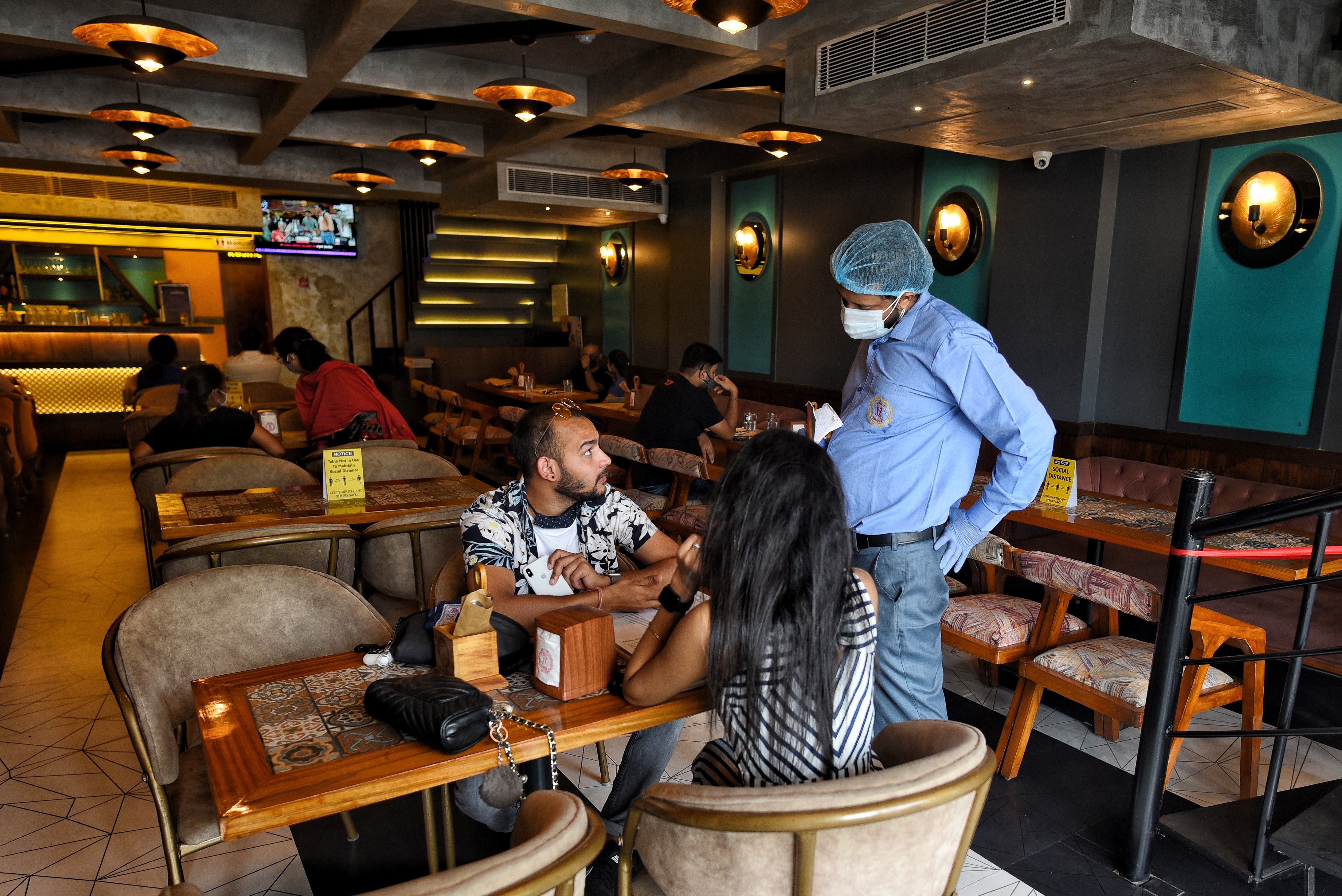 Most customers say they are willing to pay extra for the service, provided it is good, but aren’t convinced by the claims that this money goes to the servers. (Photo: Sanchit Khanna/HT) Most customers say they are willing to pay extra for the service, provided it is good, but aren’t convinced by the claims that this money goes to the servers. (Photo: Sanchit Khanna/HT)