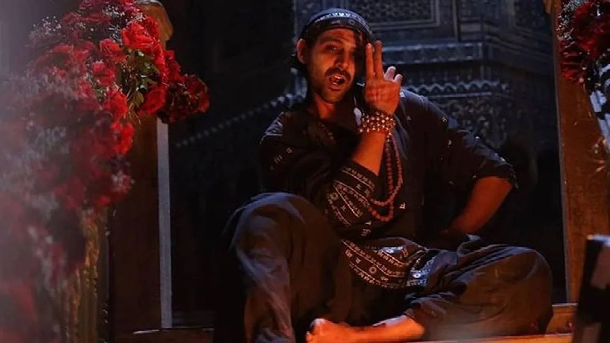 Kartik Aaryan in a still from the Bhool Bhulaiyaa 2 song Ami Je Tomar. Kartik Aaryan in a still from the Bhool Bhulaiyaa 2 song Ami Je Tomar.
