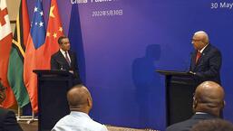 O ministro das Relações Exteriores da China, Wang Yi (à esquerda) e o primeiro-ministro de Fiji, Frank Bainimarama, discursam em uma coletiva de imprensa na reunião de ministros das Relações Exteriores das Ilhas do Pacífico em Suva, Fiji, na segunda-feira.  (AP)