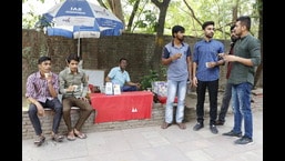 Sipping garma chai while planning what all to study for the next question paper are students at Rajkumar Suri's tea stall outside Law Faculty.  (Photo: Dhruv Sethi/HT)