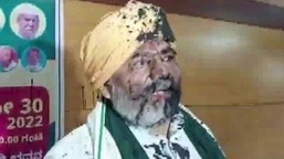 Bharatiya Kisan Union (BKU) leader Rakesh Tikait faces ink attack in Bengaluru.&nbsp;