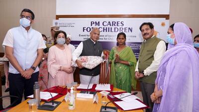 Chandigarh administrator Banwarilal Purohit at the event held to hand over medicare health cards, financial aid certificates to children. (HT Photo)