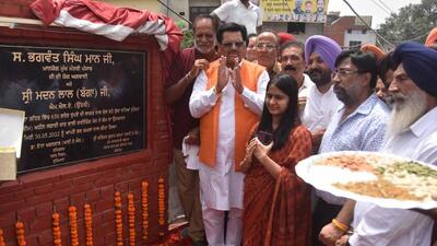 AAP MLA with MC officials during inauguration of project to install sewer lines alongside Buddha Nullah in Ludhiana. (HT PHOTO)