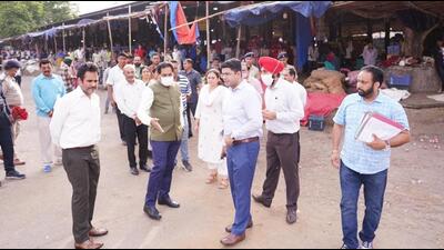 UT adviser Dharam Pal inspecting the Sector 26 mandi in Chandigarh. (HT Photo)