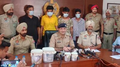 Mohali SSP Vivek Sheel Soni addressing the media regarding the arrests. The stolen jewellery, estimated to be worth  ₹72 lakh, and the car used in the crime have been recovered. (HT Photo)
