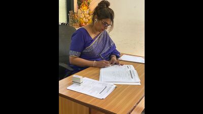 On May 2, Dr Anjali Deshpande spotted the man scavenging for food in a garbage bin (HT PHOTO)