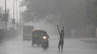 IMD said that a trough extending from northwest Rajasthan to Assam will persist for a few days. Some parts of Delhi are likely to see more intermittent thunder activity over the next few days, Mahesh Palawat, vice president (climate change and meteorology), Skymet Weather, told PTI. Heatwave is unlikely in Delhi for a week, he said. (Photo by Sanchit Khanna / Hindustan Times) IMD said that a trough extending from northwest Rajasthan to Assam will persist for a few days. Some parts of Delhi are likely to see more intermittent thunder activity over the next few days, Mahesh Palawat, vice president (climate change and meteorology), Skymet Weather, told PTI. Heatwave is unlikely in Delhi for a week, he said. (Photo by Sanchit Khanna / Hindustan Times)