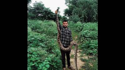 Snake rescuer Ankti Tarzan, popularly known as Sarpmitra. (HT photo) Snake rescuer Ankti Tarzan, popularly known as Sarpmitra. (HT photo)
