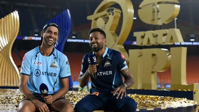 GT head coach Ashish Nehra (L) and captain Hardik Pandya after winning the IPL (IPL/BCCI)