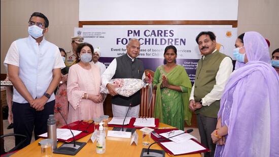 Chandigarh administrator Banwarilal Purohit at the event held to hand over medicare health cards, financial aid certificates to children. (HT Photo)