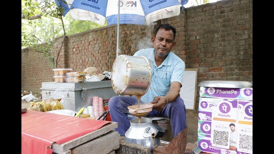 Rajkumar Suri, who has run a tea stall outside the law faculty for nearly 18 years, explains how students discuss their paper over a cup of tea, regardless of how they did it.  (Photo: Dhruv Sethi/HT)