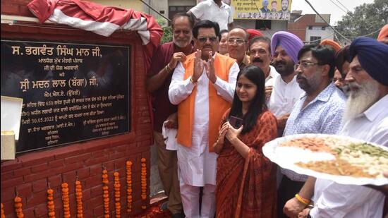 AAP MLA with MC officials during inauguration of project to install sewer lines alongside Buddha Nullah in Ludhiana. (HT PHOTO)