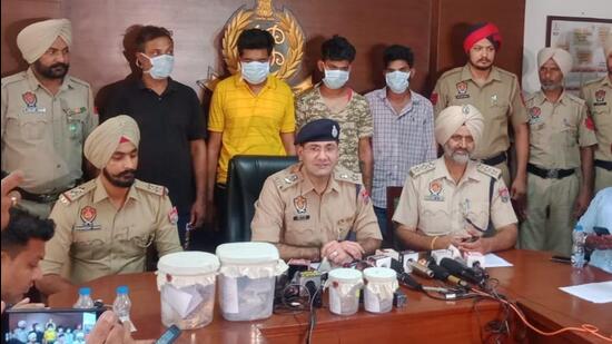 Mohali SSP Vivek Sheel Soni addressing the media regarding the arrests. The stolen jewellery, estimated to be worth <span class='webrupee'>₹</span>72 lakh, and the car used in the crime have been recovered. (HT Photo)