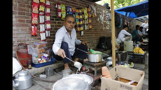 Anil Kapoor, who has been manning Gopal Tea Stall, outside Faculty of Arts in North Campus since 15 years, says that during the ongoing exams of second and third-year undergraduate students he has had to double his supply. (Photo: Dhruv Sethi/HT)