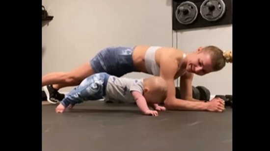 The cute baby works out with his mum in this Instagram video that has gone viral.&nbsp;(Instagram/@fitstagram.michelle)