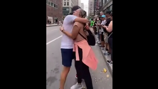 The daughter surprises her father as he runs in the Chicago marathon. (TikTok/@ambularnelson3)