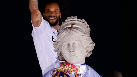 Real Madrid's Marcelo poses by the fountain of Cybele(REUTERS)