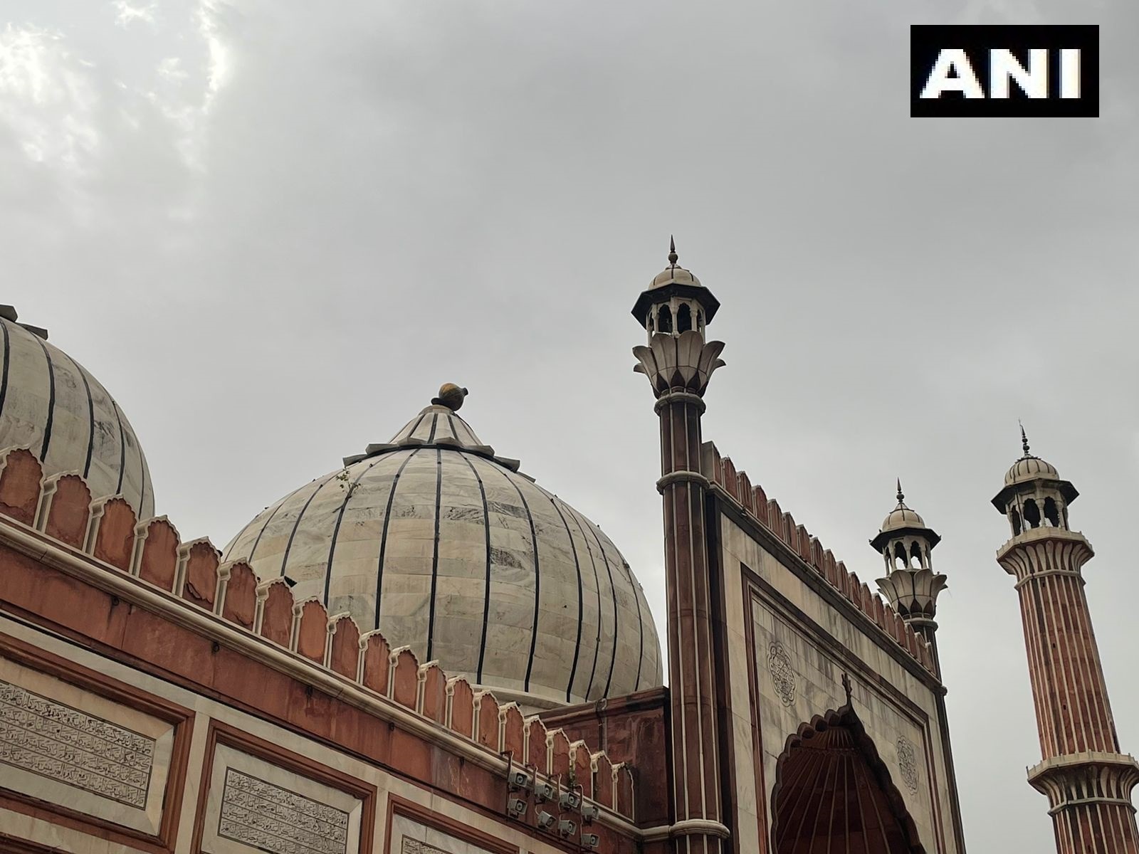 Middle dome finial of the Jama Masjid broke into three parts. (ANI Twitter)