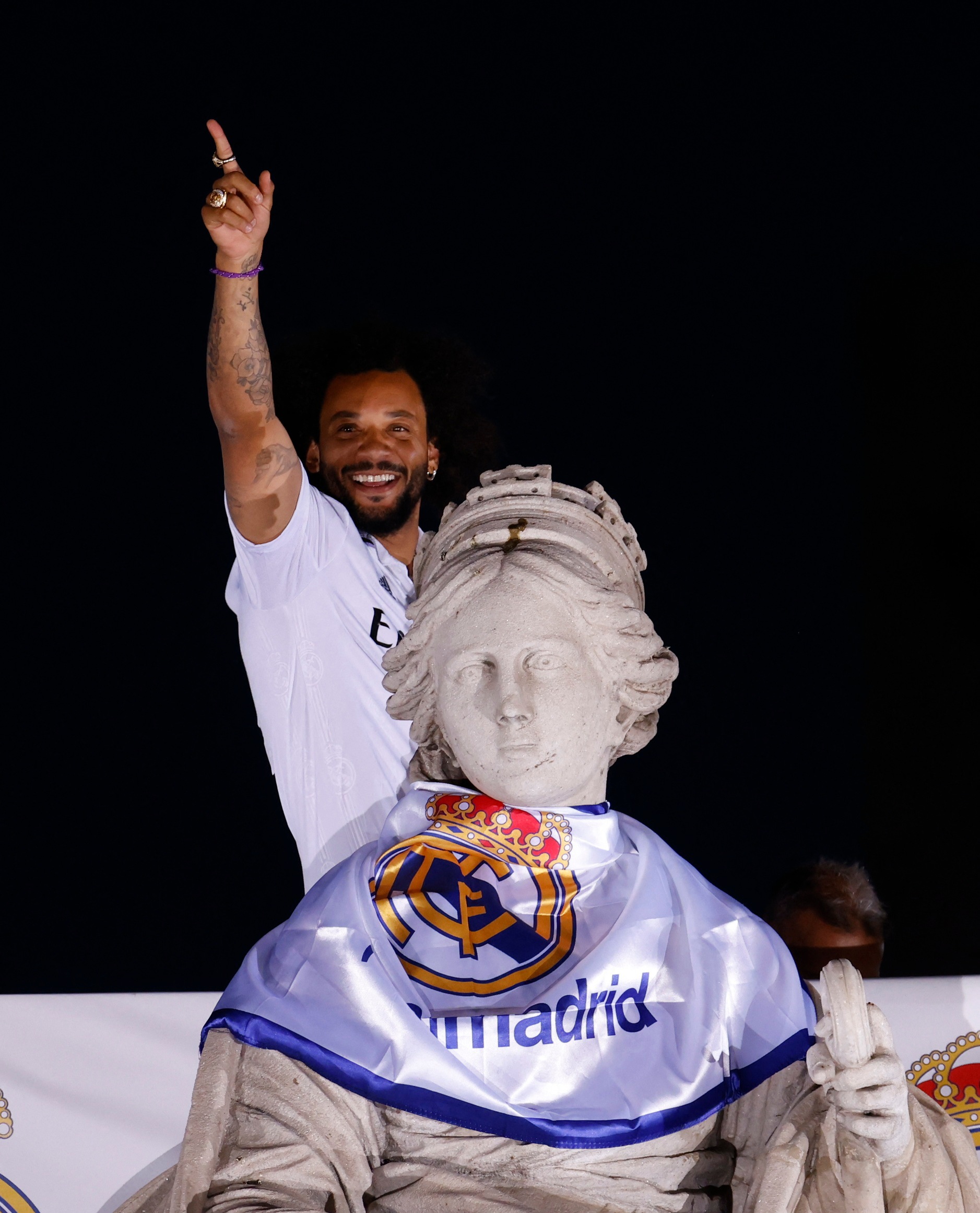 Real Madrid's Marcelo poses by the fountain of Cybele (REUTERS)