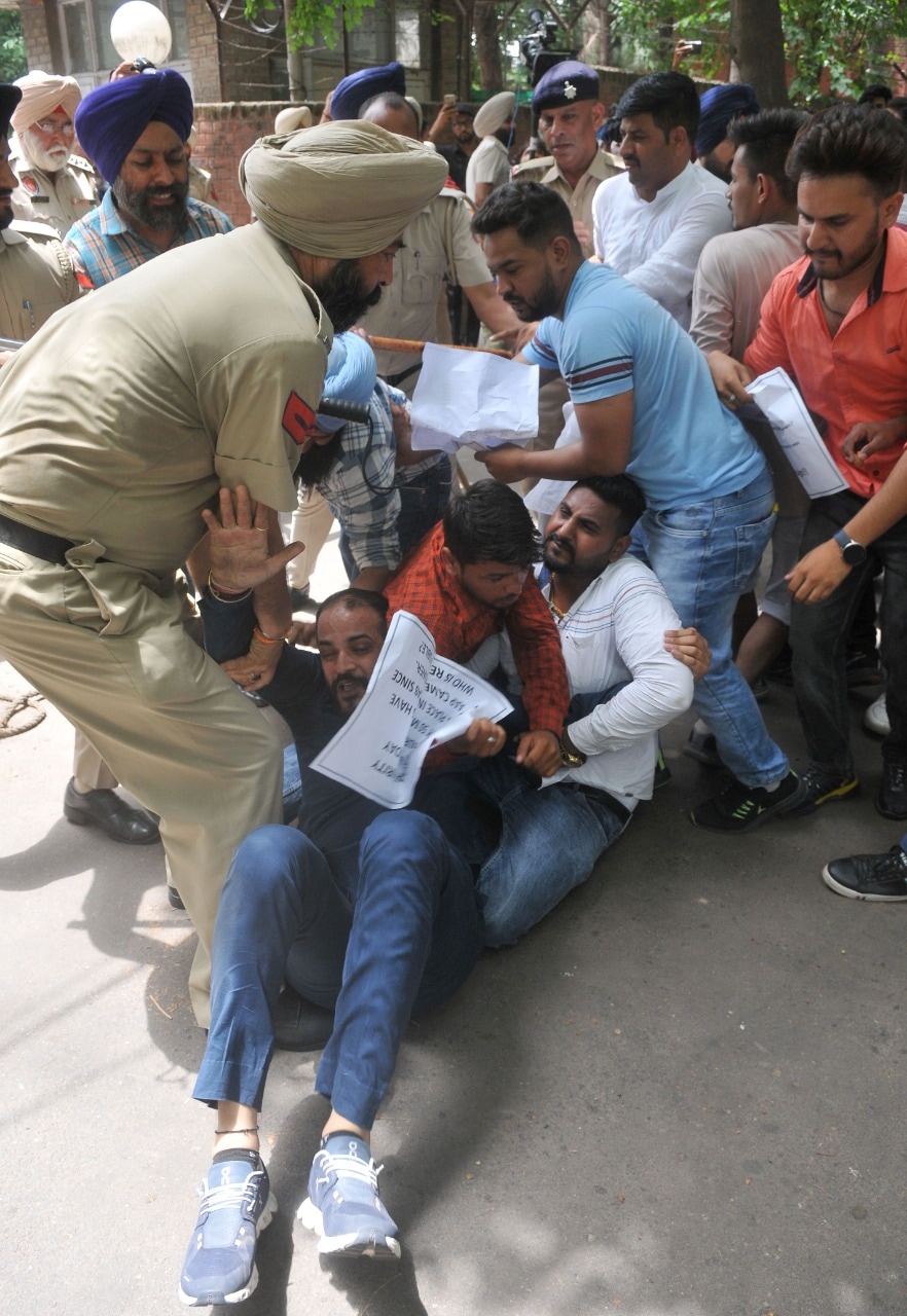 Youth Congress workers stage protests against the murder of Sidhu Moose Wala in Chandigarh (Ravi Kumar/HT Photo) Youth Congress workers stage protests against the murder of Sidhu Moose Wala in Chandigarh (Ravi Kumar/HT Photo)
