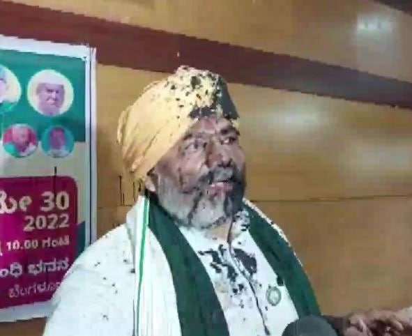 Bharatiya Kisan Union (BKU) leader Rakesh Tikait faced an ink attack in Bengaluru.&nbsp; (ANI Photo)