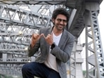 Kartik Aaryan poses for a photo while promoting his film Bhool Bhulaiyaa 2, at Howrah Bridge, in Howrah on Saturday.(Sudipta Banerjee) Kartik Aaryan poses for a photo while promoting his film Bhool Bhulaiyaa 2, at Howrah Bridge, in Howrah on Saturday.(Sudipta Banerjee)
