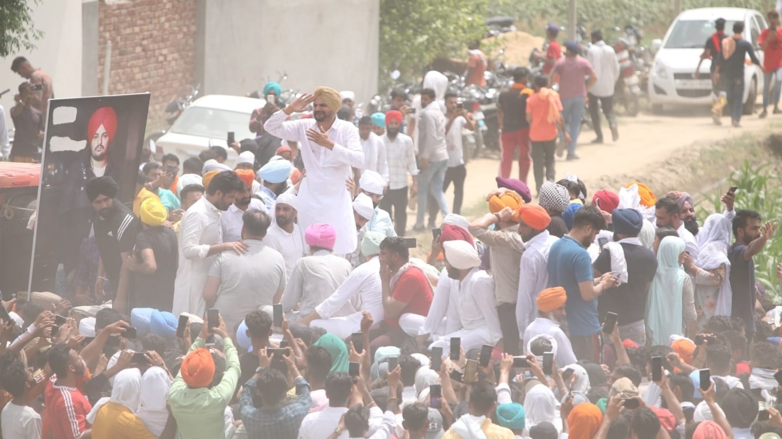 Sidhu Moose Wala's father salutes at tearful funeral procession in Punjab Hindustan Times