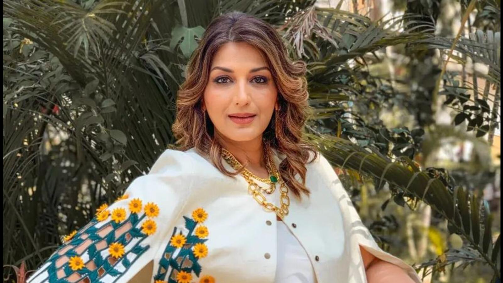 Sonali Bendre to make OTT debut with 'The Broken News'