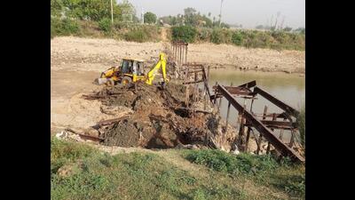 The 50-year-old bridge being dismantled. (HT Photo) The 50-year-old bridge being dismantled. (HT Photo)
