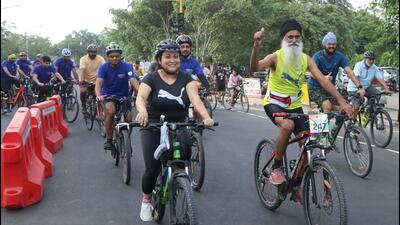 Participants during the cyclothon organised to mark the Anti-Tobacco Day at the Sukhna Lake in Chandigarh. (HT Photo)