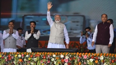 Prime Minister Narendra Modi flanked by Himachal Pradesh chief minister Jai Ram Thakur (right) and Union minister Anurag Thakur at the rally in Shimla on Tuesday. (Deepak Sansta/HT) Prime Minister Narendra Modi flanked by Himachal Pradesh chief minister Jai Ram Thakur (right) and Union minister Anurag Thakur at the rally in Shimla on Tuesday. (Deepak Sansta/HT)