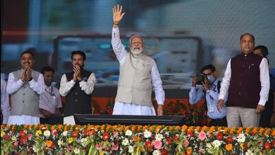 Prime Minister Narendra Modi flanked by Himachal Pradesh chief minister Jai Ram Thakur (right) and Union minister Anurag Thakur at the rally in Shimla on Tuesday. (Deepak Sansta/HT)
