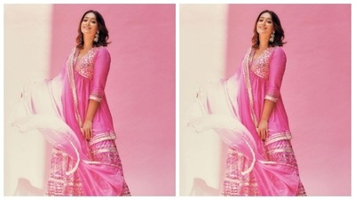In statement silver jhumkas from the house of Pooja Diamond, Ileana perfectly accessorised her look for the day. (Instagram/@ileana_official)