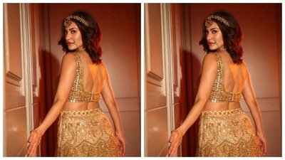 Assisted by makeup artist Shivangi Upadhyay, Amyra decked up in nude eyeshadow, black eyeliner, mascara-laden eyelashes, contoured cheeks and a shade of soft red lipstick. (Instagram/@amyradastur93)