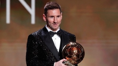 FILE PHOTO: &nbsp;Paris St Germain's Lionel Messi with the Ballon d'Or award&nbsp; (REUTERS)