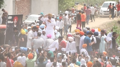 Balkaur Singh, father of Shubhadeep Sidhu Moose Wala salutes during funeral procession in Moosa village in Mansa on Thursday. (Photo by Sanjeev Kumar/Hindustan Times.) Balkaur Singh, father of Shubhadeep Sidhu Moose Wala salutes during funeral procession in Moosa village in Mansa on Thursday. (Photo by Sanjeev Kumar/Hindustan Times.)