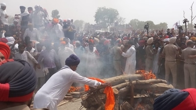 Punjabi singer and Congress leader Sidhu Moose Wala's cremation being taken place. &nbsp;&nbsp; (Sanjeev Kumar/HT photo)
