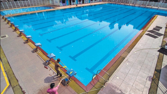 While civic officials claim that the maintenance of these pools are at par with international standards, citizens feel that post pandemic, the upkeep of these pools leave a lot to be desired (Pratik Chorge/HT PHOTO) While civic officials claim that the maintenance of these pools are at par with international standards, citizens feel that post pandemic, the upkeep of these pools leave a lot to be desired (Pratik Chorge/HT PHOTO)