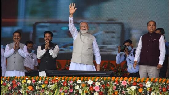 Prime Minister Narendra Modi flanked by Himachal Pradesh chief minister Jai Ram Thakur (right) and Union minister Anurag Thakur at the rally in Shimla on Tuesday. (Deepak Sansta/HT)