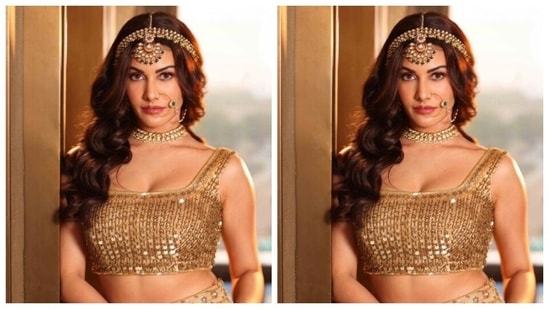 Styled by hairstylist Krishna, Amyra wore her tresses open in wavy curls as she posed for the pictures,(Instagram/@amyradastur93)