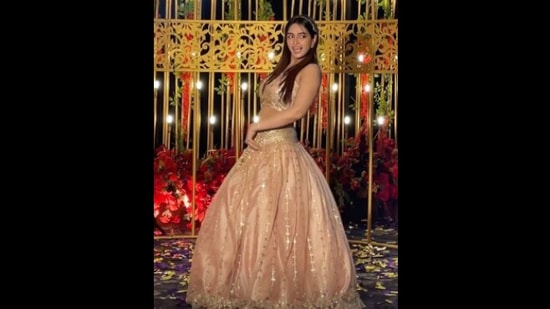The bride's sister dancing to Sara Ali Khan's Chaka Chak from Atrangi Re.&nbsp;(Instagram/@sunakshigrover)