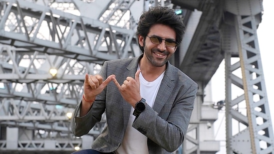 Kartik Aaryan poses for a photo while promoting his film Bhool Bhulaiyaa 2, at Howrah Bridge, in Howrah on Saturday.(Sudipta Banerjee)