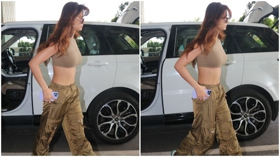 On Tuesday, the paparazzi clicked Disha Patani at the Mumbai airport. The star wore a cropped top and baggy trousers set to catch a flight out of the bay. She posed outside the departure gates and even flashed a smile for the cameras.(HT Photo/Varinder Chawla)