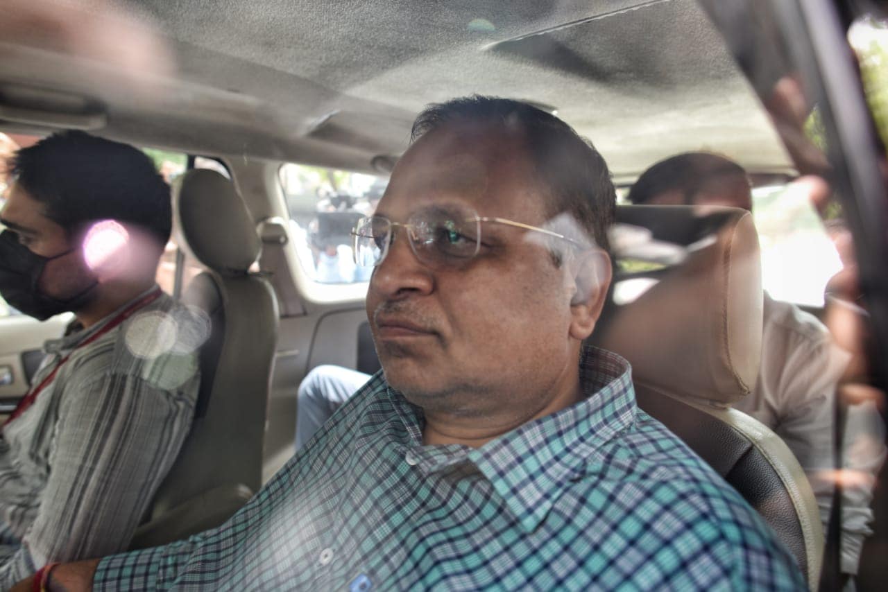 Delhi health minister Satyendar Jain being produced at the Rouse Avenue Court on Tuesday in New Delhi. (Sanchit Khanna / HT Photo)