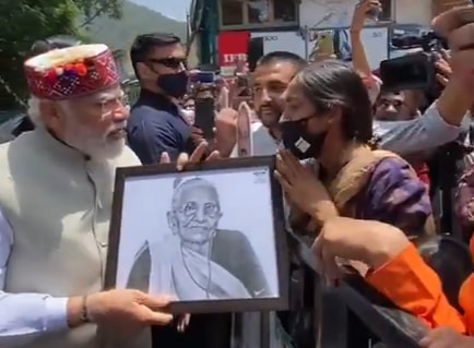 Prime Minister Narendra Modi accepting a painting made by a girl in Shimla. Prime Minister Narendra Modi accepting a painting made by a girl in Shimla.