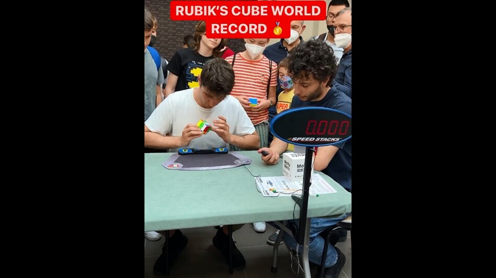 Manusia “memecahkan” Rubik’s Cube dalam lebih dari satu detik.  Dia berbagi kebenaran di balik video |  Sedang tren