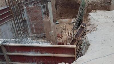 The labourers were digging the basement and placing an iron column when the retaining wall suddenly collapsed, trapping two of them. (Sourced)