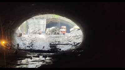 On going excavation work between Mandai-Budhwar peth station on Wednesday. (HT PHOTO)